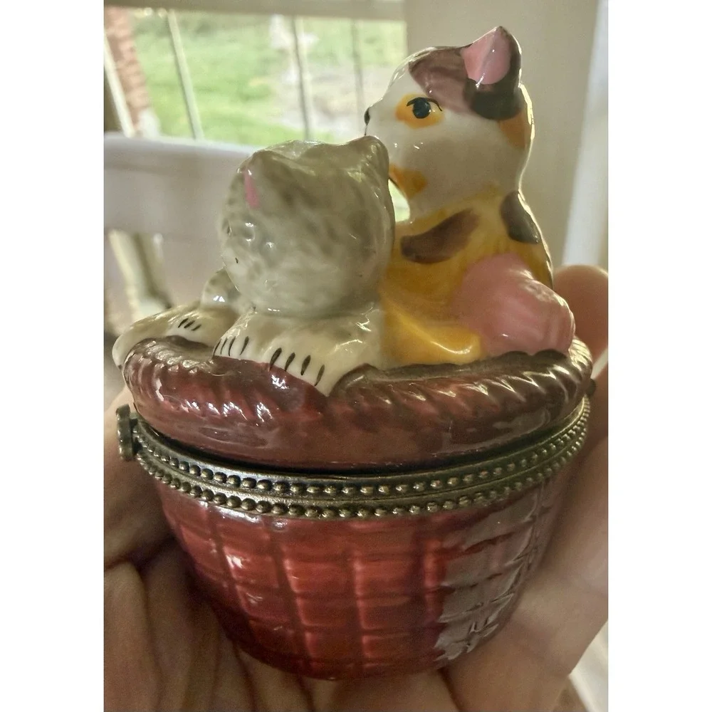 VTG Collectible Trinket Box Basket Full Of Kittens And Yarn Balls Hinged Bombay
